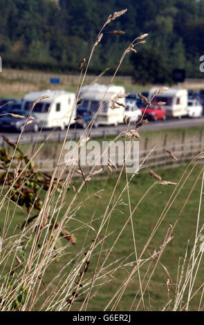 Ralentissez pour le trafic Bank Holiday en passant par la campagne anglaise sur la chaussée en direction du sud de l'autoroute M5 à l'approche de l'échangeur M4 près de Bristol. Banque D'Images