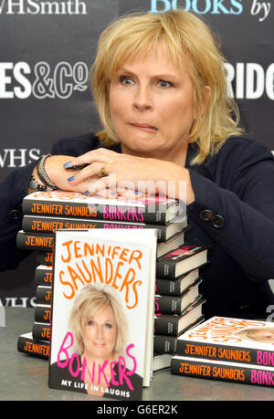 Jennifer Saunders à un photocall pour son livre « Bonkers », au grand magasin Selfridges dans le centre de Londres, rue Oxford. Banque D'Images