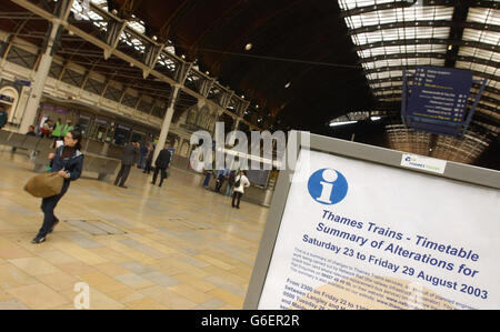 Un passager passe devant un panneau dans une gare de Paddington à Londres. Le réseau ferroviaire effectue des travaux sur la piste le week-end des fêtes d'août qui a fermé des sections dans le sud-ouest, les midlands et le nord-ouest de l'Angleterre. Banque D'Images