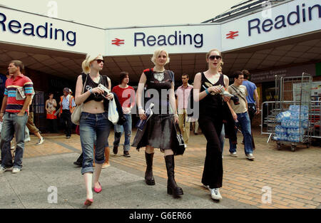 Les festivaliers arrivent à la gare de Reading pour le Reading Festival, le week-end où Network Rail a entrepris des réparations majeures. Banque D'Images