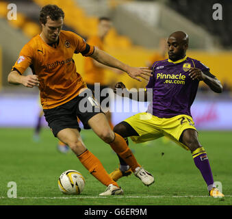 Kevin McDonald de Wolverhampton Wanderers tient un défi de Jamal Campbell-Ryce du comté de Notts, lors du match du Johnstone's Paint Trophy au Molineux Stadium, Wolverhampton. Banque D'Images