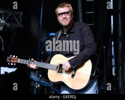 Le chanteur de Doves Jimi Goodwin se déroule sur la scène principale au Carling Reading Festival. Banque D'Images