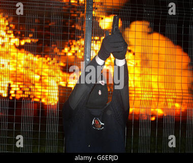 Un tireur de l'UVF (Ulster Volunteer Force) lance une volée de coups de feu dans les airs sur Shankill Road, Belfast, par l'un des nombreux feux de joie qui a été incendié à travers l'Irlande du Nord pour commémorer la bataille de 1690 de Guillaume d'Orange de la victoire de Boyne sur le roi catholique James II*...Des dizaines de milliers d'Orangemen devraient participer à des défilés dans divers endroits, dont Belfast, Crossgar dans County Down, Limavady dans le comté de Londonderry et Fintona dans le comté de Tyrone.Le maire Lord de Belfast, Martin Morgan de la SDLP, a fait appel au calme pendant le week-end. Banque D'Images