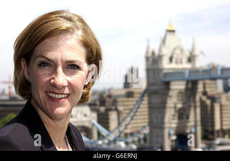 Barbara Cassani, présidente de la candidature olympique de Londres pour 2012, se tient à l'hôtel de ville, sur fond de Londres-est. La confirmation de la candidature de Londres au Comité International Olympique a été envoyée par messagerie à Lucerne avec un document du B.O.A. *... et une lettre du premier ministre Tony Blair. Banque D'Images