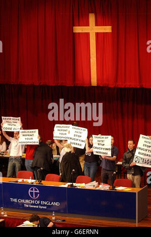 Église d'Angleterre les délégués du Synode général quittent la scène lors de la session d'ouverture du Synode à York, après que la plate-forme ait été occupée par des activistes homosexuels. Banque D'Images