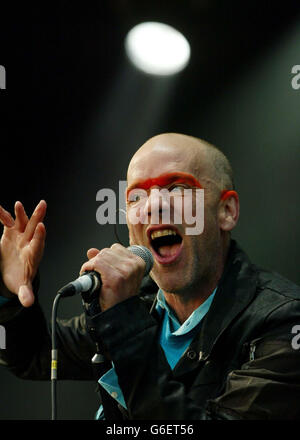 T en position de stationnement - REM.Le chanteur principal du REM Michael Stipe sur scène à T dans le parc près de Balado en Écosse. Banque D'Images