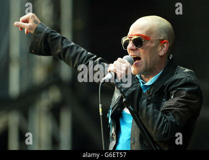 T en position de stationnement - REM.Le chanteur principal du REM Michael Stipe sur scène à T dans le parc près de Balado en Écosse. Banque D'Images