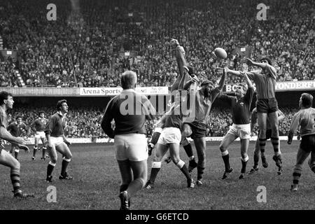 Une première ligne dans le match de rugby entre l'Australie et le pays de Galles à cardiff Arms Park, avec le joueur gallois Eddie Butler (c) dans l'épaisseur de l'action.L'Australie a remporté une avance de 13-3 fois avant de gagner 28-9.Cette équipe australienne a terminé le Grand Chelem au-dessus des pays d'origine, la seule partie australienne à avoir atteint cet objectif à ce jour. Banque D'Images