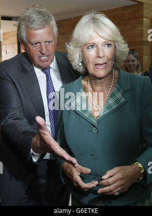 La duchesse de Cornwall rencontre Colin Montgomerie lors de l'ouverture officielle d'un nouveau centre de soutien au cancer Maggie à Aberdeen, en Écosse. Banque D'Images