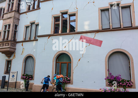 Hôtel de ville avec le soulèvement des fissures à cause d'une mauvaise forage géothermique, Staufen im Breisgau, Allemagne, Bade-Wurtemberg, Schwarz Banque D'Images