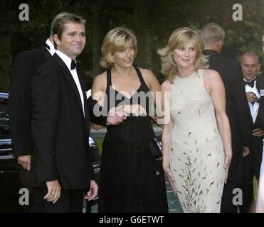 Sophie, comtesse de Wessex (au centre) en sa qualité de présidente de l'organisme DE bienfaisance CHASE, Children's Hospice Service, arrive à Barbins Grange, Dunsfold, Surrey, accompagnée de Grant Bovey et Anthea Turner , qui vit à Barbins Grange. Banque D'Images