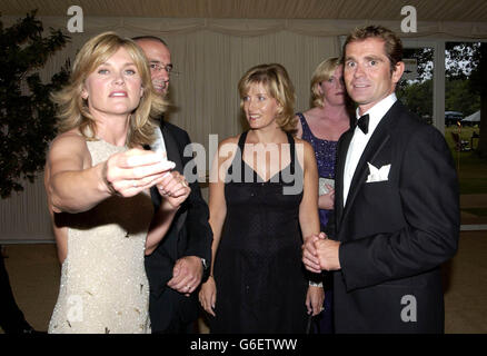 Sophie, comtesse de Wessex (au centre) en sa qualité de présidente de l'organisme DE bienfaisance CHASE, Children's Hospice Service, arrive à Barbins Grange, Dunsfold, Surrey, accompagnée de Grant Bovey et Anthea Turner qui vit à Barbins Grange. Banque D'Images