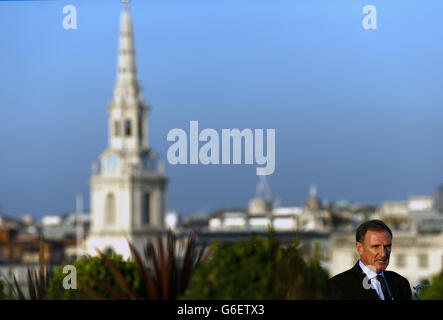 L'ancien joueur de Liverpool Phil Thompson est interrogé lors du lancement de la compétition de la coupe Capital One au Trafalgar Hotel, Londres. Banque D'Images