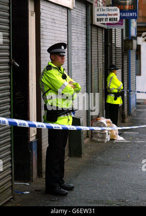 Un officier de police de Strathclyde se trouve à l'extérieur du poste de police de Shettleston à Glasgow, après qu'un homme armé non identifié a marché dans le poste de police de Shettleston dans le East End de Glasgow la nuit dernière et a abattu un PC John Cunningham, âgé de 53 ans, qui était au comptoir public. *..le policier était aujourd'hui gravement malade à l'hôpital. Banque D'Images