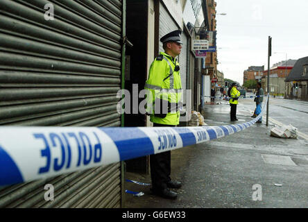 Un officier de police de Strathclyde se trouve à l'extérieur du poste de police de Shettleston à Glasgow, après qu'un homme armé non identifié a marché dans le poste de police de Shettleston dans le East End de Glasgow la nuit dernière et a abattu un PC John Cunningham, âgé de 53 ans, qui était au comptoir public. *..le policier était aujourd'hui gravement malade à l'hôpital. Banque D'Images