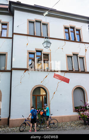 Hôtel de ville avec le soulèvement des fissures à cause d'une mauvaise forage géothermique, Staufen im Breisgau, Allemagne, Bade-Wurtemberg, Schwarz Banque D'Images