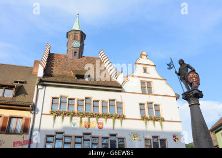 Place de la ville avec l'Hôtel de Ville et le soulèvement des fissures à cause d'une mauvaise forage géothermique, Staufen im Breisgau, Allemagne, Baden-Würt Banque D'Images