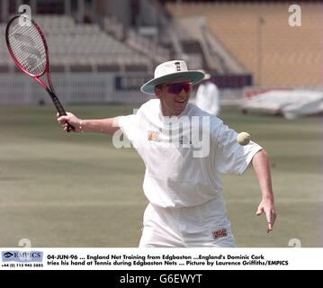 04 JUIN 96. England Net Training de Edgbaston. Dominic Cork, en Angleterre, essaie sa main au tennis pendant les filets Edgbaston. Photo de Laurence Griffiths/EMPICS Banque D'Images