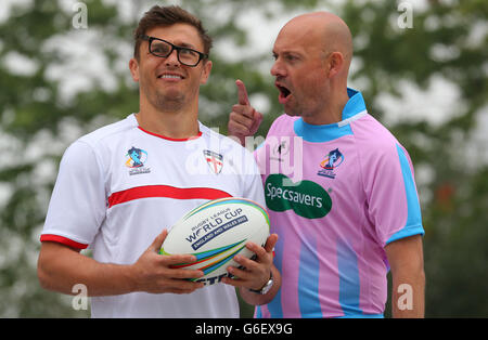 Rugby League - Specsavers Launch Referee Kit - MediaCity.Phil Bentham (à droite), arbitre de la ligue de rugby, et Jon Wilkin, de l'Angleterre, lors d'une séance photo Specsavers à MediaCity, Manchester. Banque D'Images