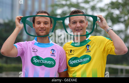 Tim Roby (à gauche) et Ben Thaler, lors d'un photocall Specsavers à MediaCity, Manchester. Banque D'Images