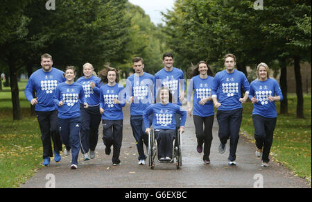 (De gauche à droite) Andrew Frost, Hammer, Libby Clegg, T12 100m, Susan McKelvie, Hammer, Laura Muir, 1500m, Derek Hawkins, Marathon, Guy Learmonth, 800m, Sarah Warnock, long Jump, Harry Leitch, squash, Frania Gillen-Buchert, Squash et Megan Dawson-Farrell (devant) T54 1500m qui ont tous été sélectionnés pour représenter Team Scotland aux Jeux du Commonwealth de 2014 à Glasgow, lors d'une séance photo au Palais du peuple et aux jardins d'hiver de Glasgow. Banque D'Images