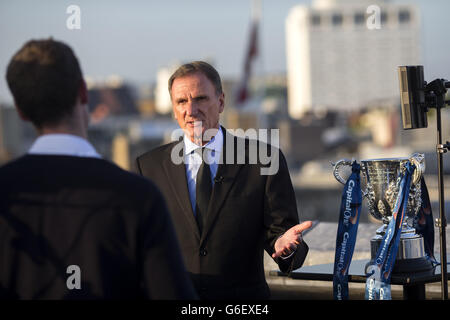 L'ancien joueur de Liverpool Phil Thompson est interrogé lors du lancement de la compétition de la coupe Capital One au Trafalgar Hotel, Londres. Banque D'Images