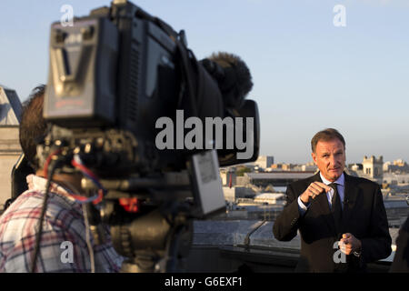 L'ancien joueur de Liverpool Phil Thompson est interrogé lors du lancement de la compétition de la coupe Capital One au Trafalgar Hotel, Londres. Banque D'Images