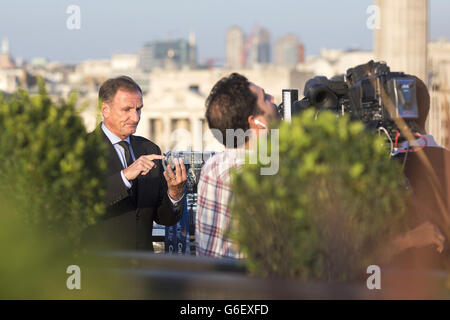 L'ancien joueur de Liverpool Phil Thompson est interrogé lors du lancement de la compétition de la coupe Capital One au Trafalgar Hotel, Londres. Banque D'Images