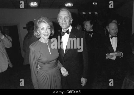 Film, acteur Kirk Douglas. L'acteur vétéran Kirk Douglas avec sa femme Anne. Banque D'Images