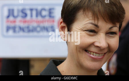 Caroline Lucas, députée du Parti Vert, arrive sur une ligne de piquetage de la FBU à Brighton, dans l'est du Sussex. Le député du Pavillon de Brighton a confirmé qu'elle sera poursuivie après avoir participé à des manifestations anti-fracturation. Banque D'Images