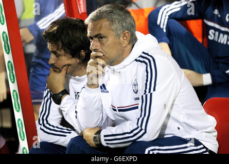 Le mangeur de Chelsea Jose Mourinho pendant la coupe Capital One, troisième match rond au terrain du comté, Swindon. Banque D'Images