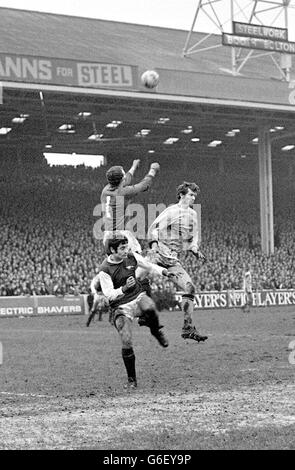 Bob Wilson, gardien de but de l'arsenal, lève deux coups de poing pour chasser le ballon lors du match de la première division contre Manchester City sur Maine Road. Banque D'Images