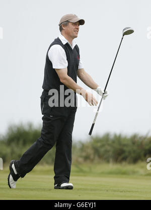 Hugh Grant pendant la deuxième journée des Championnats Alfred Dunhill Links 2013 au parcours de golf de Kingsbarns. Banque D'Images