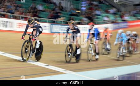 Laura Trott (à gauche) remporte un sprint lors de la finale de la course féminine de points, au cours du troisième jour des championnats nationaux britanniques de course au National Cycling Centre, Manchester. Banque D'Images