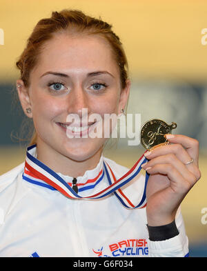 Laura Trott avec sa médaille d'or après avoir remporté la course de points féminins, au cours du troisième jour des Championnats nationaux britanniques de course au National Cycling Centre, Manchester. Banque D'Images