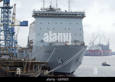 Le navire auxiliaire de la flotte royale de 22,000 tonnes, Largs Bay, a accoté au chantier naval Swan Hunter, à Wallsend.Le chantier a obtenu le contrat de 140 millions du ministère de la Défense en 2000, assurant son avenir et la relance de la construction navale dans le nord-est.Swan Hunter a conçu la baie de Largs maintenant terminée et le travail a commencé sur son navire jumeau la baie de Lyme.Un porte-parole du ministère de la Défense a déclaré: 'RFA Largs Bay est conçu pour amener les troupes, les véhicules et l'équipement directement là où ils sont le plus nécessaire, pour des missions opérationnelles ou humanitaires. Banque D'Images
