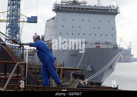Le navire auxiliaire de la flotte royale de 22,000 tonnes, Largs Bay, a accoté au chantier naval Swan Hunter, à Wallsend. Le chantier a obtenu le contrat de 140 millions du ministère de la Défense en 2000, assurant son avenir et la relance de la construction navale dans le nord-est. * Swan Hunter a conçu la Baie Largs maintenant terminée et le travail a commencé sur son navire jumeau la Baie de Lyme. Un porte-parole du ministère de la Défense a déclaré: 'RFA Largs Bay est conçu pour amener les troupes, les véhicules et l'équipement directement là où ils sont le plus nécessaire, pour des missions opérationnelles ou humanitaires. Banque D'Images