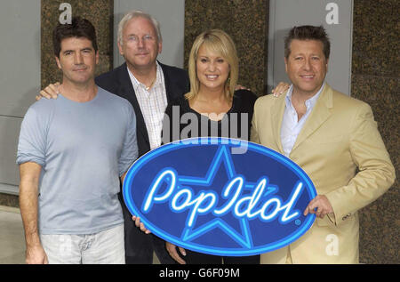 Juges pop Idol (de gauche à droite) Simon Cowell, Pete Waterman, Nicki Chapman et Neil Fox, lors d'une conférence de presse à Thames TV à Londres, pour lancer une nouvelle série de Pop Idol. 25/10/03: La recherche de la pop de la nation Idol a été en hausse samedi, avec les espoirs en baisse de 12 à 10. Chaque finaliste chantera en direct ce soir et le public votera pour ses favoris. Les deux avec le moins de votes devront faire passer Au revoir à leur chance de gloire. Banque D'Images