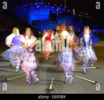 Le spectacle de danse des Highlands massés devant le château lors de la soirée d'avant-première des Tatoo militaires d'Édimbourg au château d'Édimbourg, à Édimbourg. 13/08/03 les visiteurs de la capitale écossaise ont eu l'occasion d'obtenir une saveur gratuite du célèbre Royal Tattoo dans une version réduite à mettre en scène. Les billets pour le spectacle militaire de cette année, qui a lieu chaque année pendant la saison du festival d'Édimbourg, sont vendus à l'avance, décevants de nombreux fans. Banque D'Images