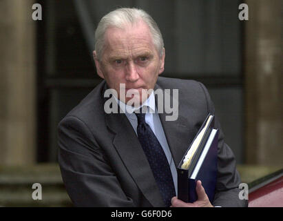 Lord Hutton arrive aux cours royales de justice, dans le centre de Londres. Pour la séance préliminaire de l'enquête Hutton. Le mandat de Lord Hutton pour l'enquête se limite aux circonstances entourant le décès du Dr Kelly. * le scientifique gouvernemental de 59 ans a saigné à mort après avoir étriqué son poignet gauche sur un champ à quelques kilomètres de sa maison de campagne. Il s'est suicidé un peu plus d'une semaine après avoir été nommé comme le gouvernement molé derrière un rapport de la BBC selon lequel Downing Street a sexé son dossier sur les armes interdites en Irak pour renforcer les arguments en faveur de la guerre, une allégation Banque D'Images