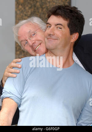 Pop Idol juge Simon Cowell et Pete Waterman lors d'une conférence de presse à Thames TV à Londres, pour lancer une nouvelle série de Pop Idol. Banque D'Images