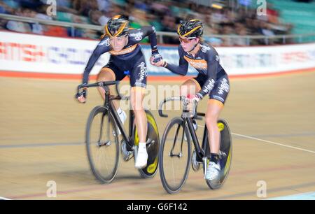 Laura Trott (à droite) et Dani King sur le chemin de la victoire de la finale féminine de Madison, pendant le cinquième jour des championnats nationaux britanniques de piste au National Cycling Center, Manchester. Banque D'Images