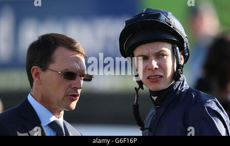 Aidan O'Brien, entraîneur de Geoffrey Chaucer, discute avec son jockey et son fils Joseph O'Brien après leur victoire dans les enjeux de Juddmonte Beresford lors de la Journée des enjeux de Juddmonte Beresford à l'hippodrome de Curragh, à Curragh. Banque D'Images