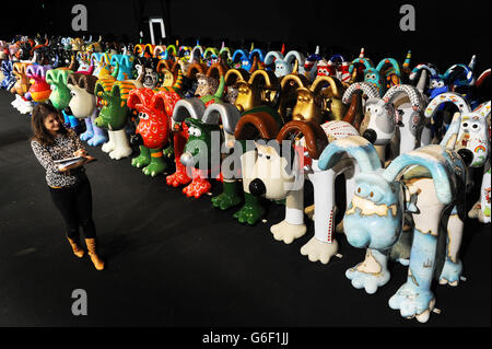 Dani Marlborough de Gromit a déchaîné parmi certaines des sculptures géantes de Gromit, décorées par des célébrités et des artistes, comme ils sont prêts pour la vente aux enchères en aide à l'association caritative de l'Hôpital pour enfants de Bristol, Wallace et Gromit's Grand Appeal, dans un endroit très secret à Bristol. Banque D'Images