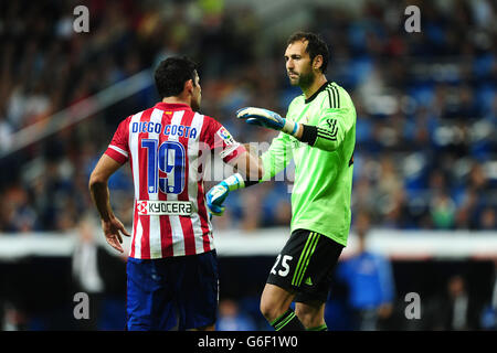 Football - la Liga - Real Madrid / Atletico Madrid - Santiago Bernabeu.Diego Costa (à gauche), de l'Atletico Madrid, soutient le gardien de but du Real Madrid Diego Lopez Banque D'Images