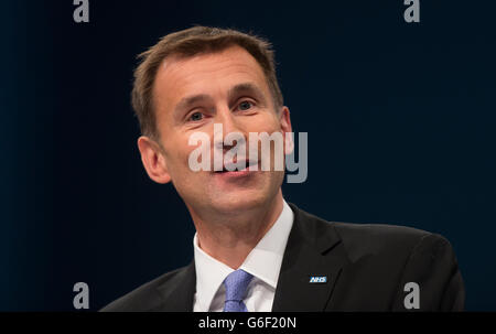 Le secrétaire d'État à la Santé, Jeremy Hunt, prononce un discours aux délégués le troisième jour de la Conférence du Parti conservateur à Manchester Central à Manchester. Banque D'Images