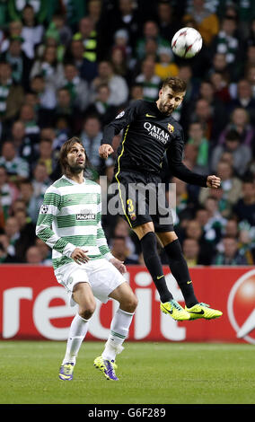 Georgios Samaras (à gauche) du Celtic et Gerard pique de Barcelone se battent pour le ballon lors du match de la Ligue des champions de l'UEFA au Celtic Park, à Glasgow. Banque D'Images