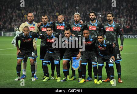 Groupe d'équipe de Naples (de gauche à droite) Pepe Reina, Goran Pandev, Giandomenico Mesto, Valon Behrami, Raul Albiol et Miguel Britos. (Ligne inférieure gauche à droite) Gokhan Inler, José Callejon, Juan Zuniga et Lorenzo Insigne Banque D'Images