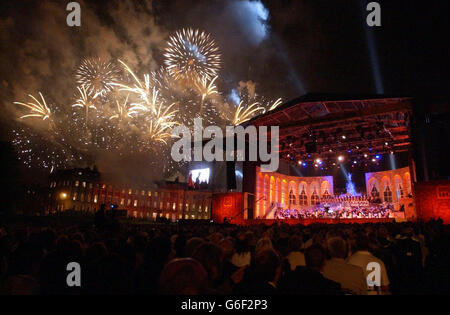 Feux d'artifice à la fin du légendaire trois Tenors Jose Carreras, Luciano Pavarotti et Placido Domingo concert à Bath. Les trois grands chanteurs d'opéra ont participé à une représentation de trois Tenors dans la ville de Bath. José Carreras, Placido Domingo et Luciano Pavarotti chantaient devant la toile de fond du célèbre croissant royal de la ville. Ils se sont produit devant 7,000 fans qui ont gagné des billets gratuits, et 20,000 autres personnes ont gagné des billets pour assister au spectacle sur des écrans relais géants dans le parc Royal Victoria voisin. Banque D'Images