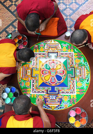 (Dans le sens des aiguilles d'une montre à partir de la gauche) Kachen Choedrak, Ven Lobzang Thokmed, Kachen Namgyal et Kachen Lobzang Tuskhor, moines du monastère de Tashi Lhunpo, faisant un Mandala de sable de Chenrezig de compassion et de bonté dans le Chapitre House de la cathédrale de Salisbury. Banque D'Images